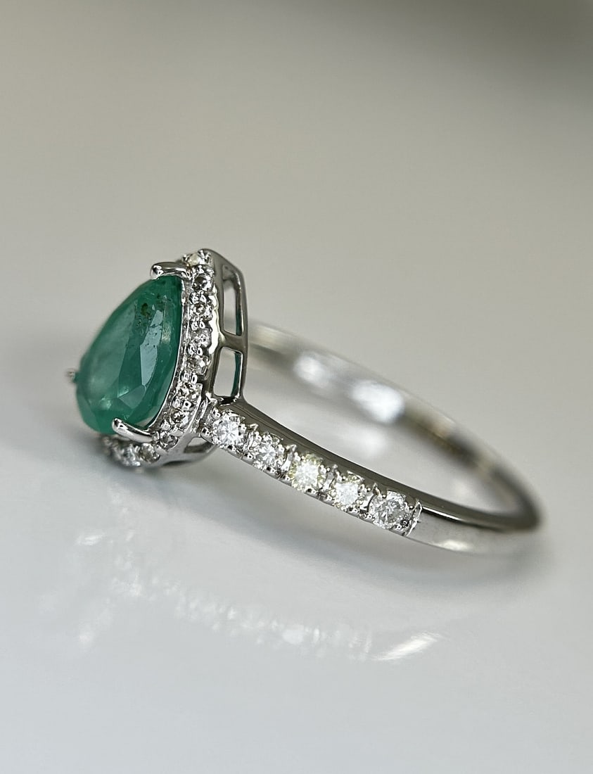 Beautiful Natural Emerald 0.68 CT With Natural Diamonds & 18k Gold - 4