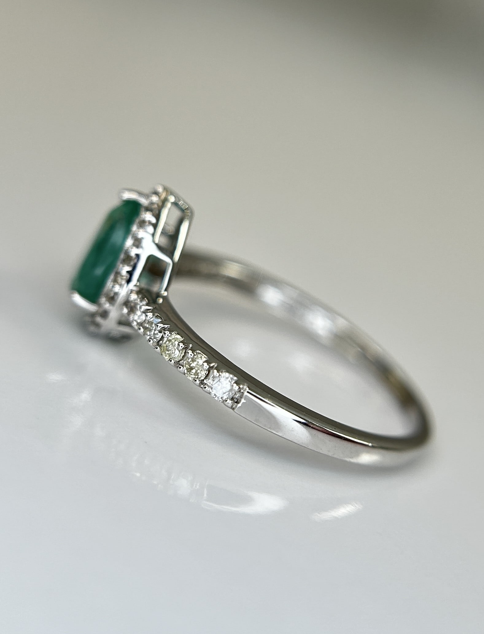 Beautiful Natural Emerald 0.68 CT With Natural Diamonds & 18k Gold - 5