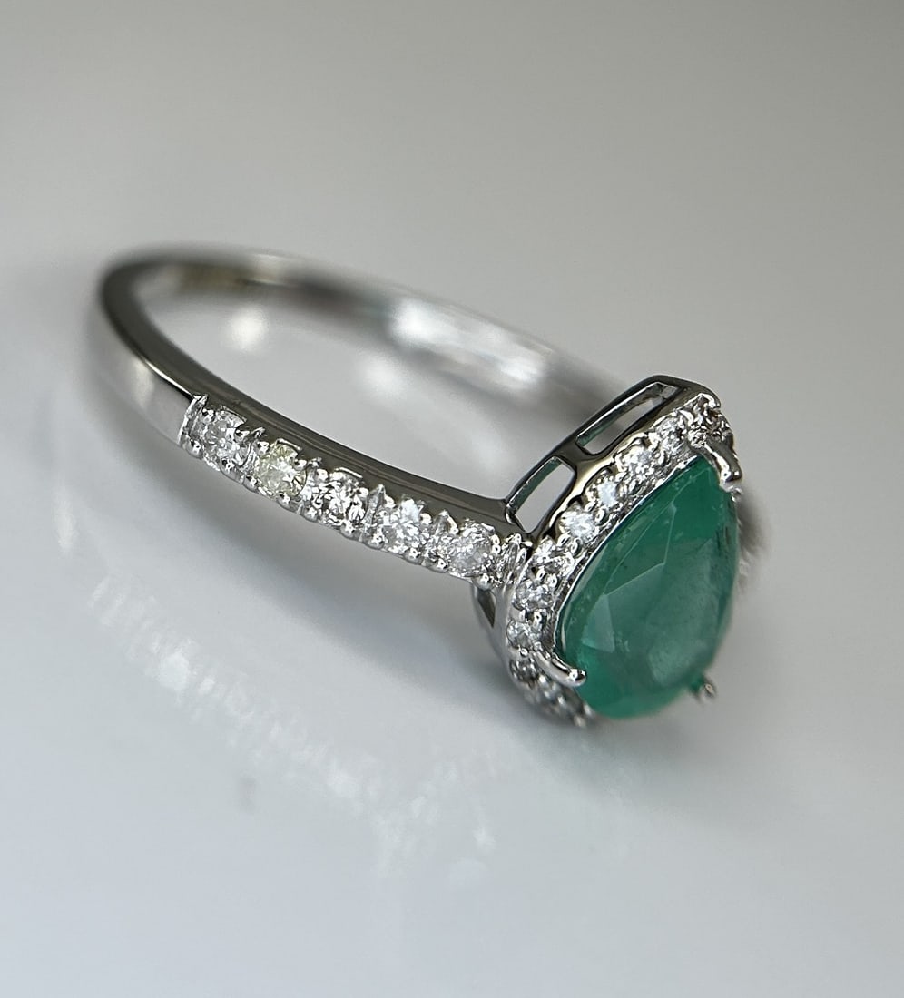 Beautiful Natural Emerald 0.68 CT With Natural Diamonds & 18k Gold - 7