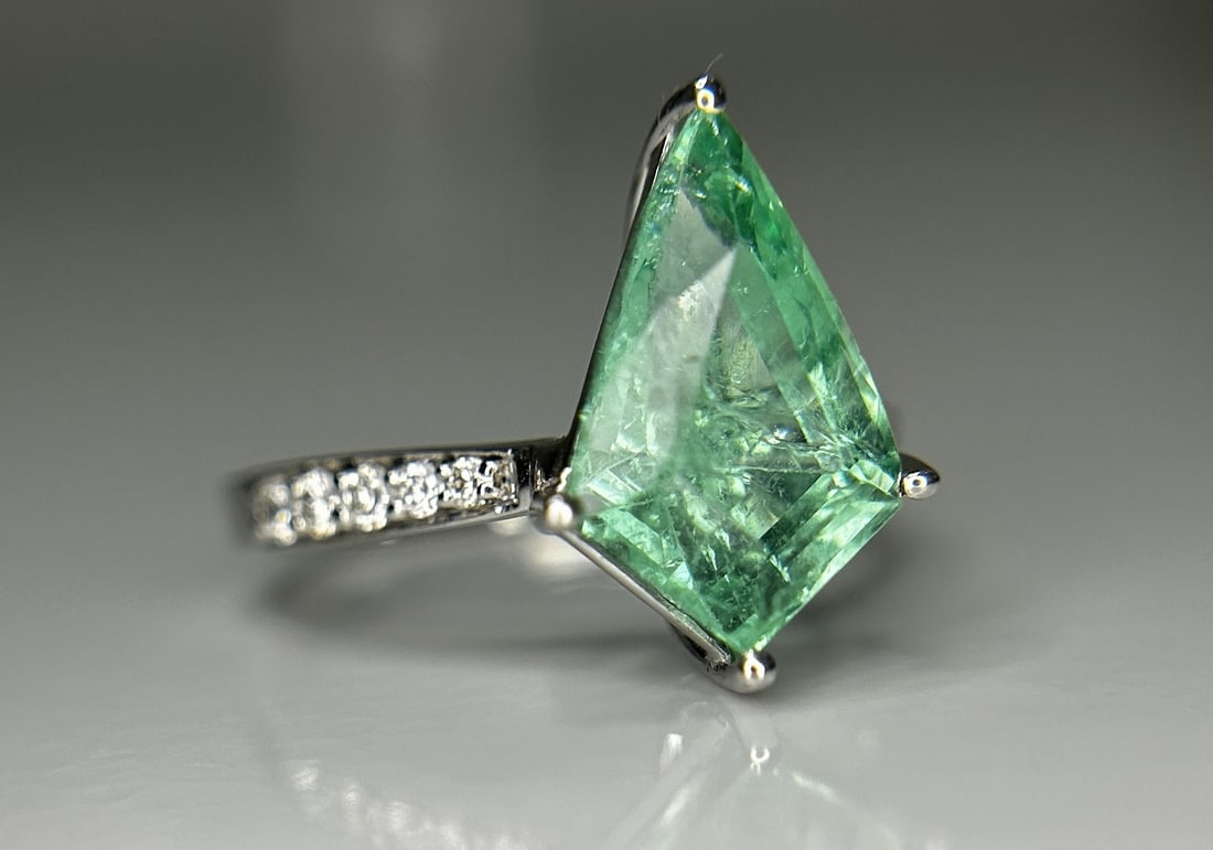 Beautiful Natural Columbian Emerald 3.63 CT With Natural Diamonds & 14k Gold - 2