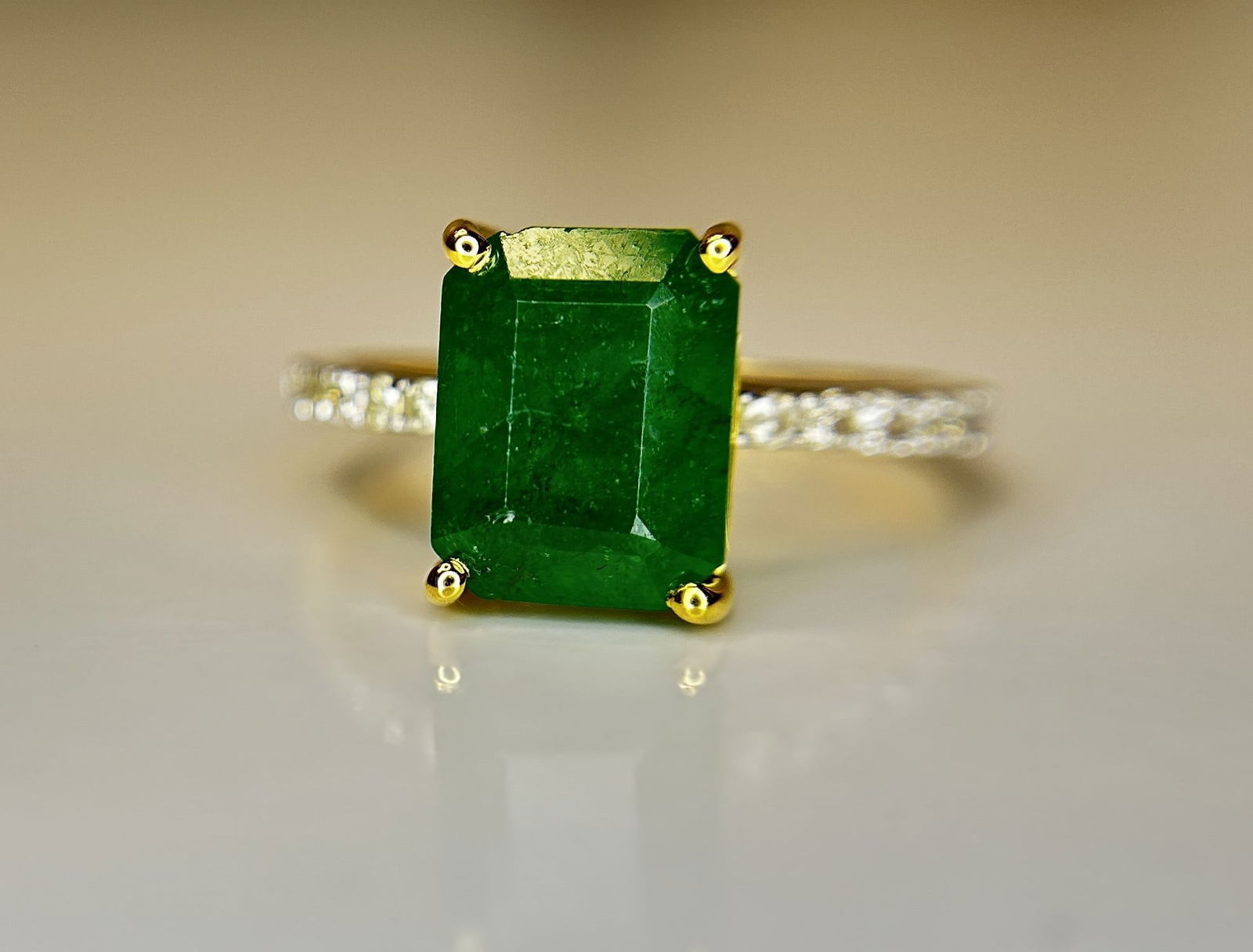 Beautiful Natural Emerald 2.96 CT With Natural Diamonds & 18k Gold: Title: Beautiful Natural Emerald 2.96 CT With Natural Diamonds & 18k Gold Description: Beautiful 2.96 CT Natural Emerald With Natural Diamonds & 18kGold Description: