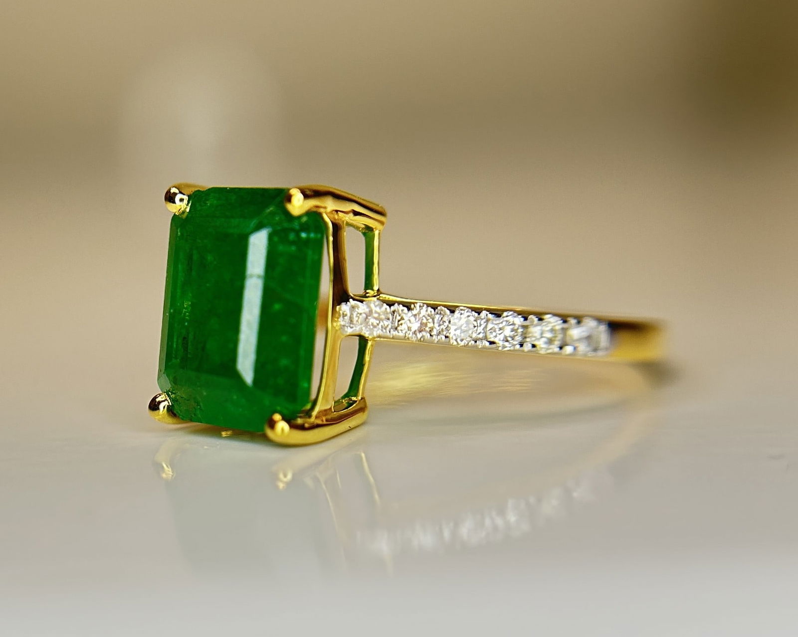 Beautiful Natural Emerald 2.96 CT With Natural Diamonds & 18k Gold - 2