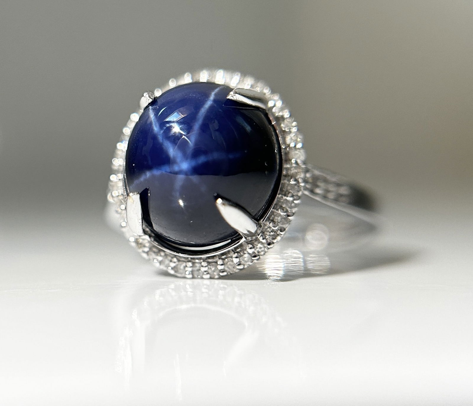 Beautiful 8.63 CT Unheated Ceylon Star Blue Sapphire With Natural Diamonds & 18k Gold - 3