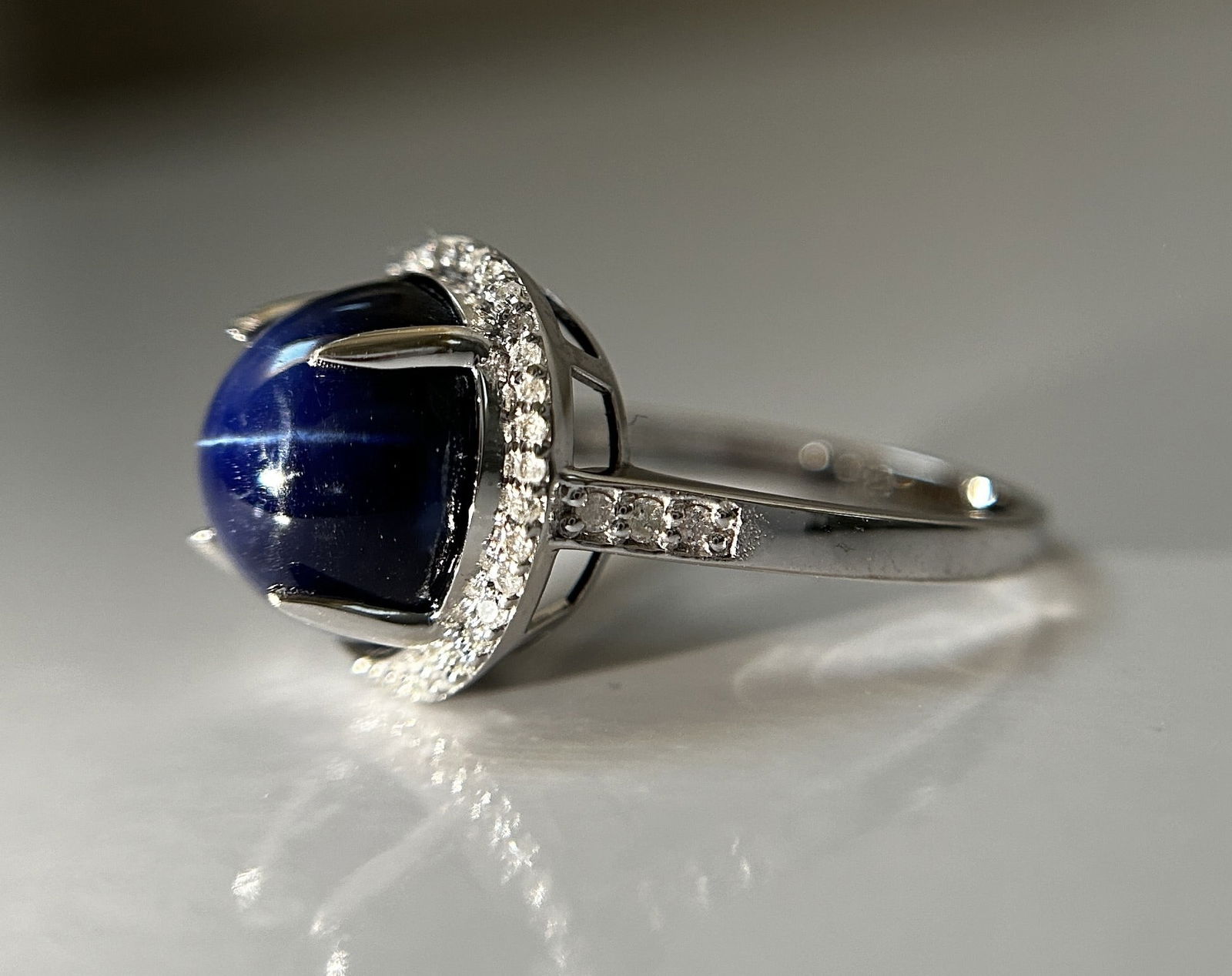Beautiful 8.63 CT Unheated Ceylon Star Blue Sapphire With Natural Diamonds & 18k Gold - 4