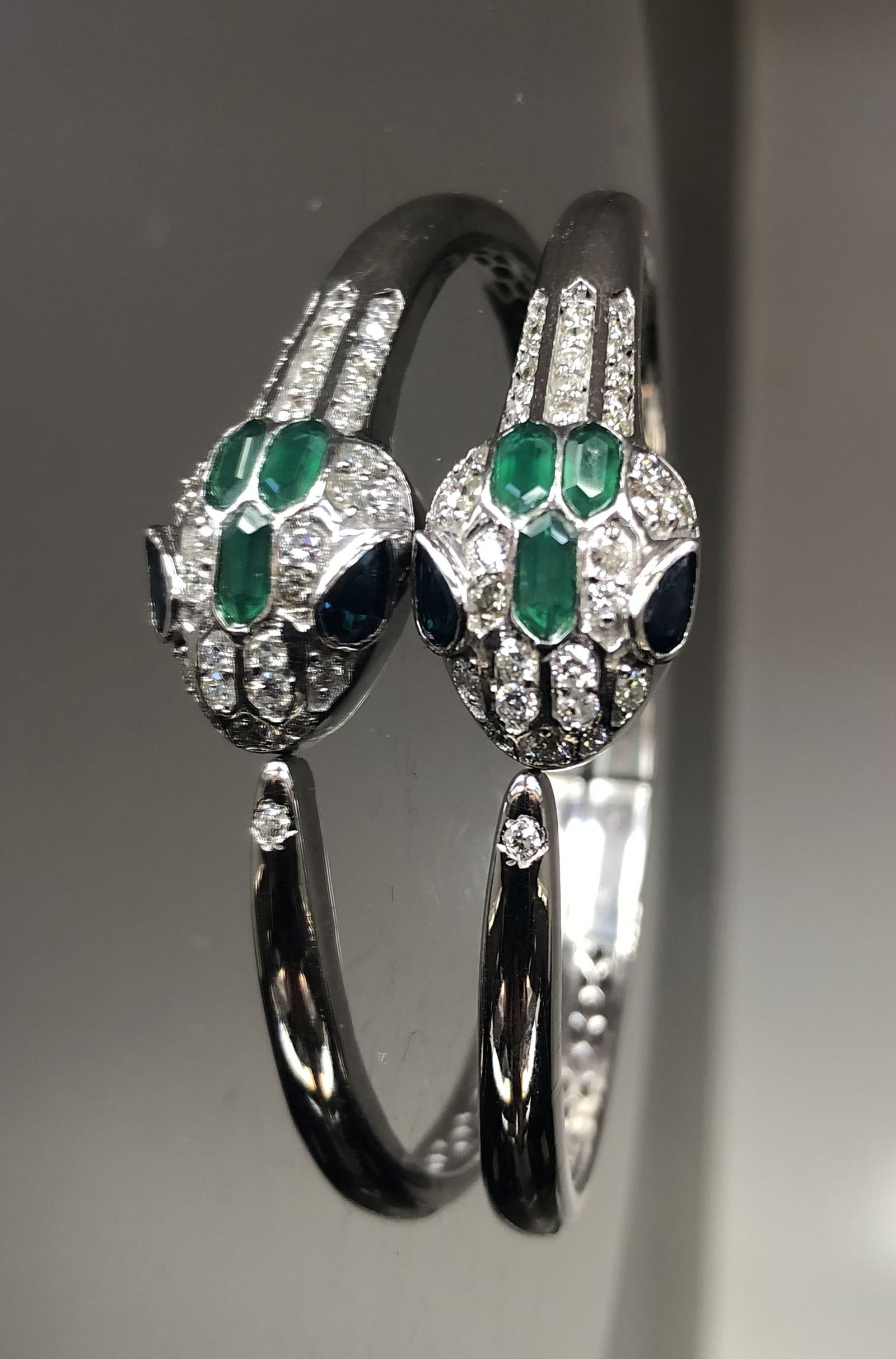 Beautiful Natural Diamond, Blue Sapphire and Green Onyx Snake Bracelet With 18k White Gold: Title: Beautiful Natural Diamond, Blue Sapphire and Green Onyx Snake Bracelet With 18k White Gold Description: Very Beautiful Bracelet will make someone really happy </