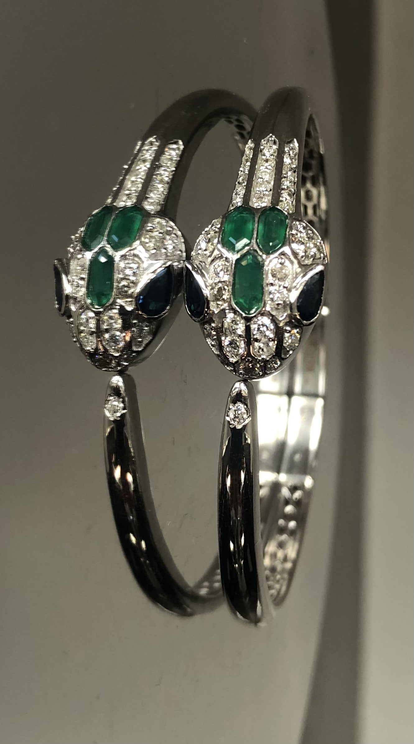 Beautiful Natural Diamond, Blue Sapphire and Green Onyx Snake Bracelet With 18k White Gold - 3