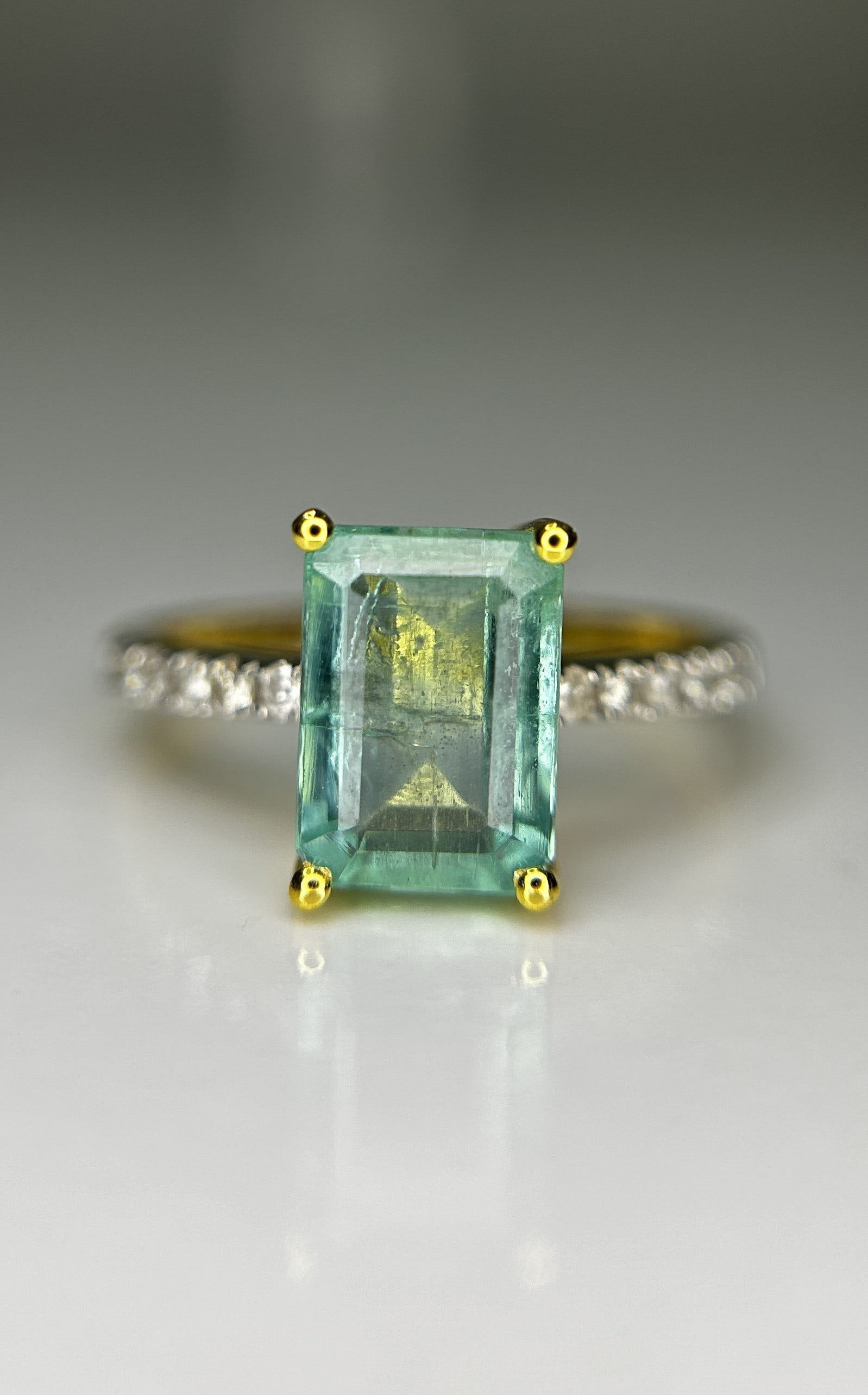 Beautiful Natural Emerald 2.68 CT With Natural Diamonds & 18k Gold - 2