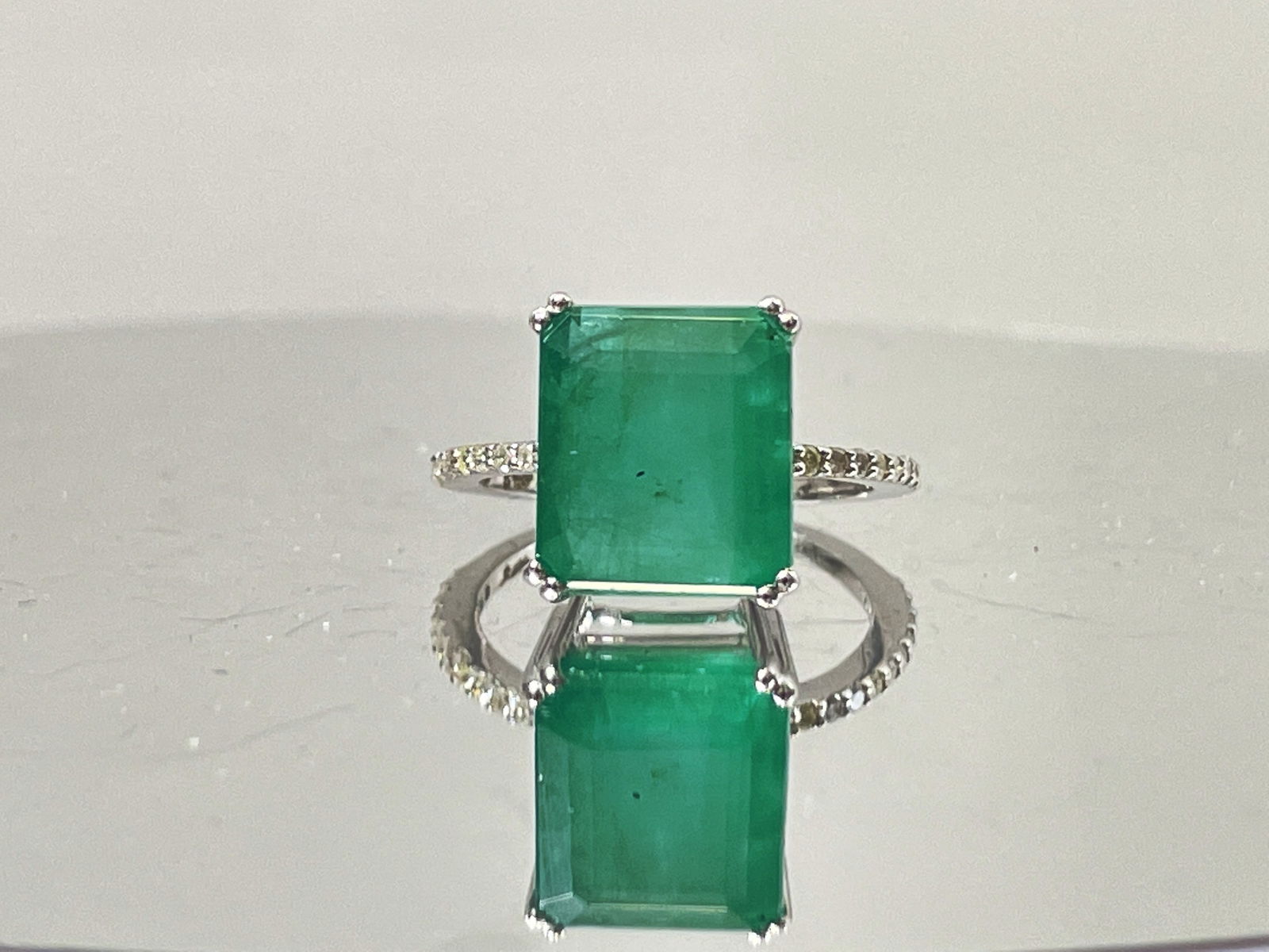 Beautiful 7.19CT Natural Emerald With Natural Diamonds & 18k White Gold: Title: Beautiful 7.19CT Natural Emerald With Natural Diamonds & 18k White Gold Description: Beautiful 7.34CT Natural Emerald With Natural Diamonds & 18k White Gold. Dispatched with