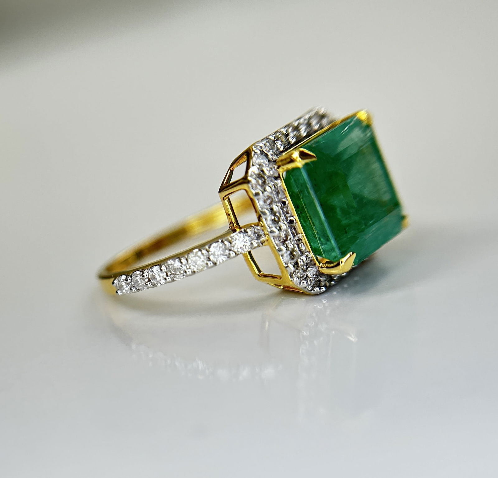 Beautiful Natural Columbian Emerald 3.74 CT With Natural Diamonds & 18k Gold - 4