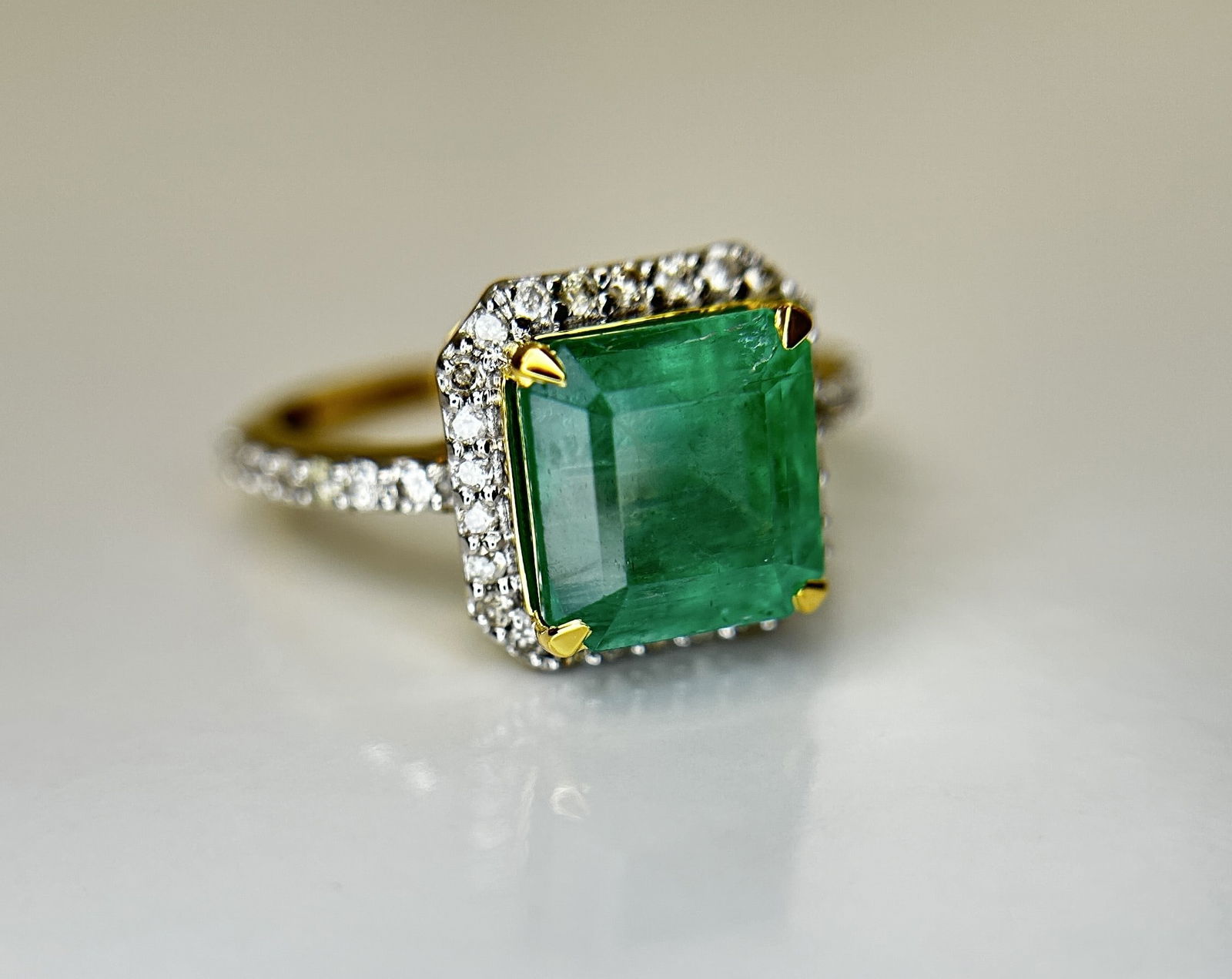 Beautiful Natural Columbian Emerald 3.74 CT With Natural Diamonds & 18k Gold - 6
