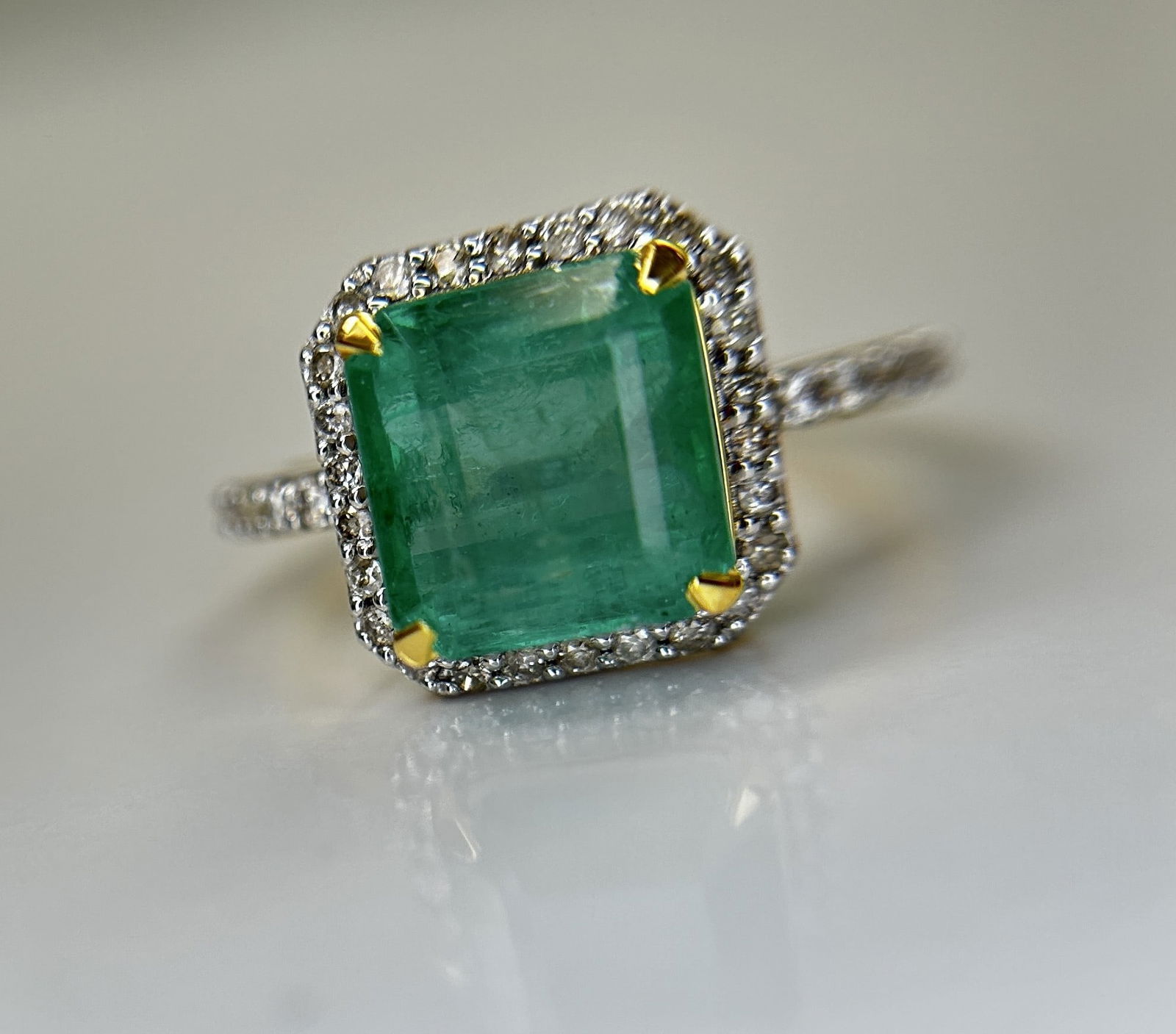 Beautiful Natural Columbian Emerald 3.74 CT With Natural Diamonds & 18k Gold - 8