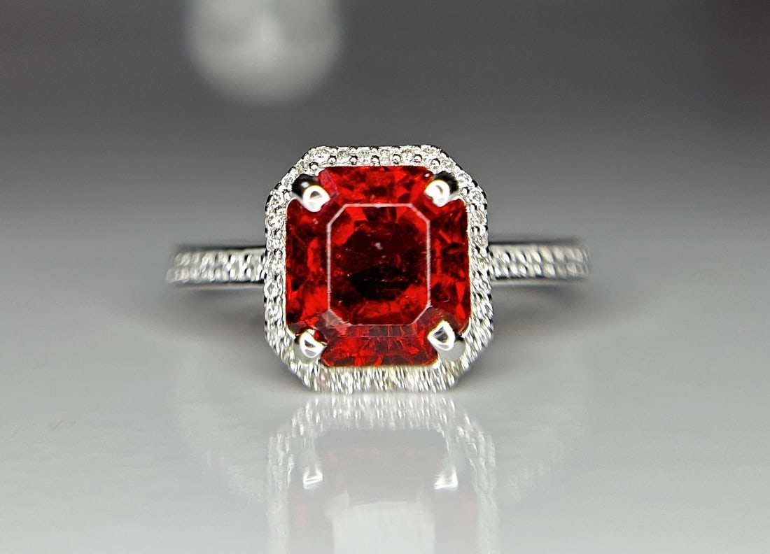 Beautiful 3.55 CT Natural Hessonite Garnet With Natural Diamonds & 18k Gold (1 of 11)