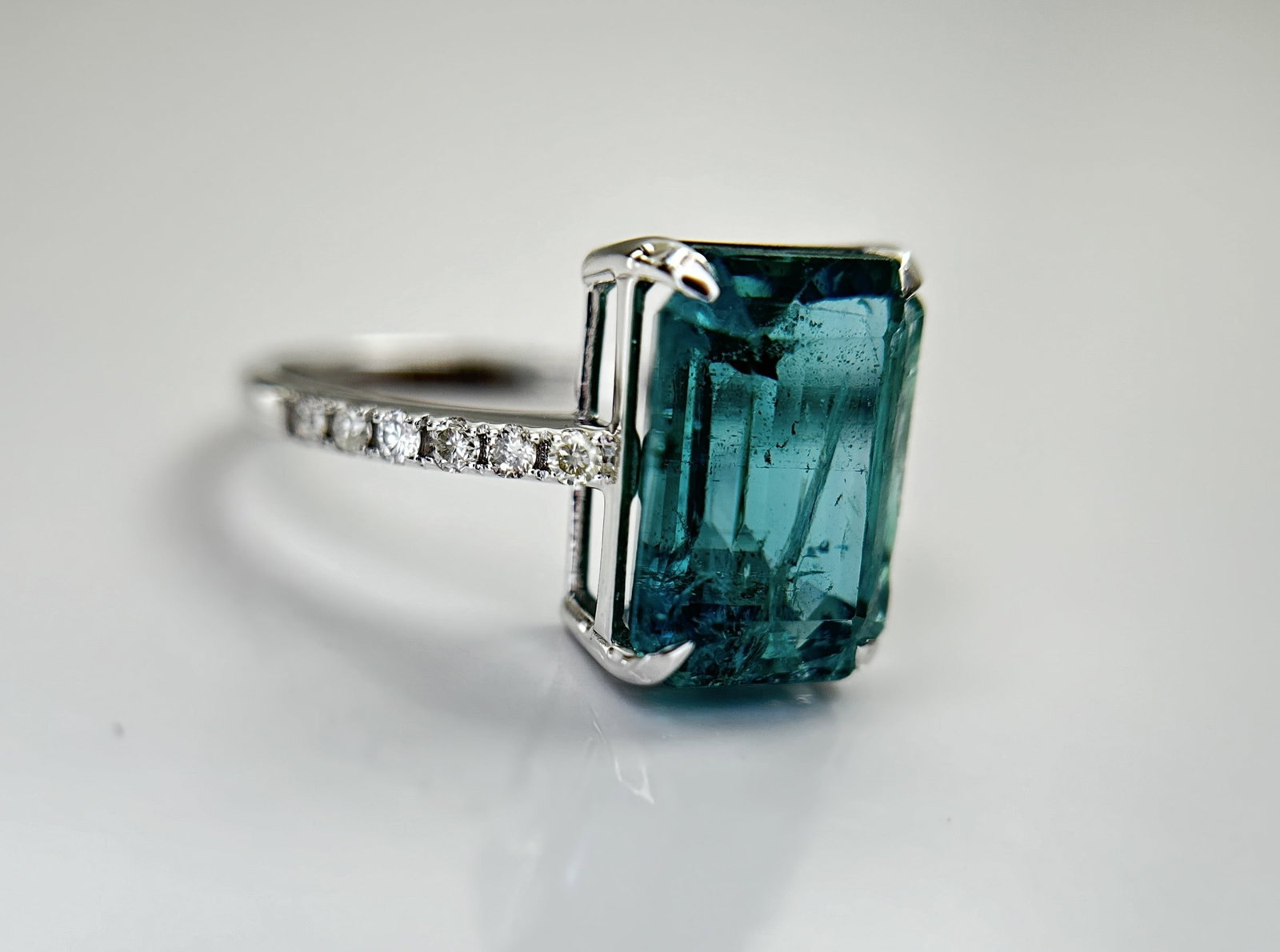 Beautiful Natural Emerald 4.26 CT With Natural Diamonds & 18k Gold - 10