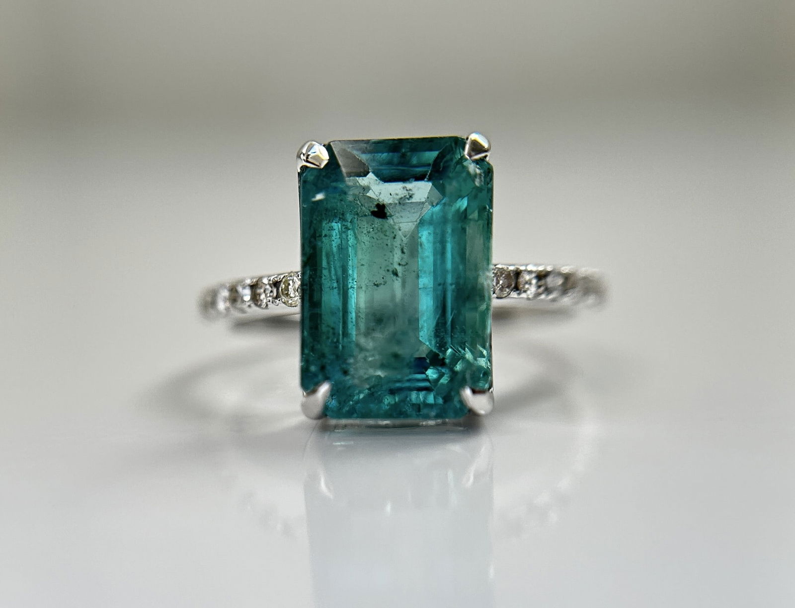 Beautiful Natural Emerald 4.26 CT With Natural Diamonds & 18k Gold - 2