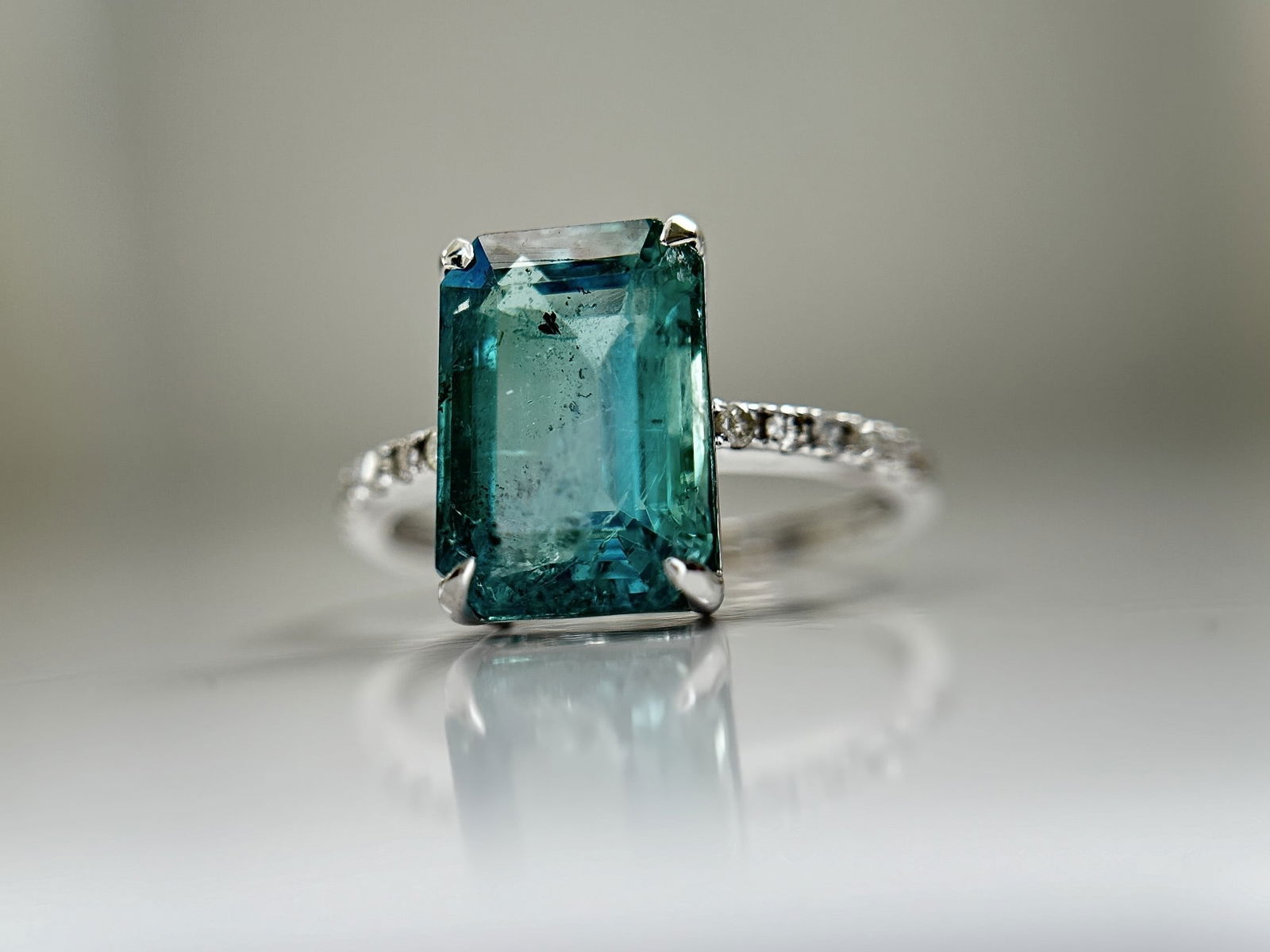 Beautiful Natural Emerald 4.26 CT With Natural Diamonds & 18k Gold - 4