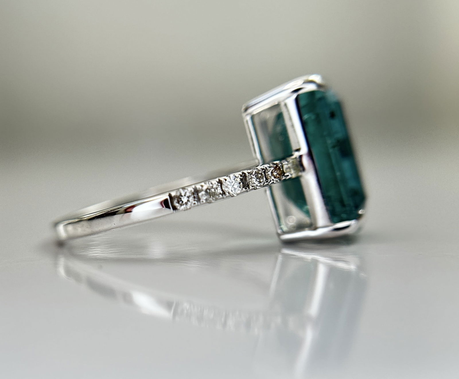 Beautiful Natural Emerald 4.26 CT With Natural Diamonds & 18k Gold - 7