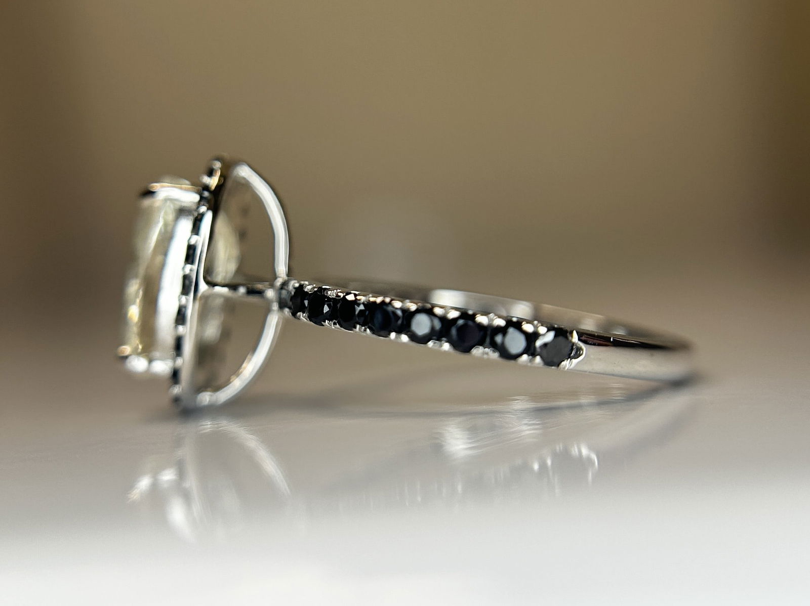 Beautiful 3.15CT Natural Ceylon White Sapphire W Natural Diamonds & 18k Gold - 4