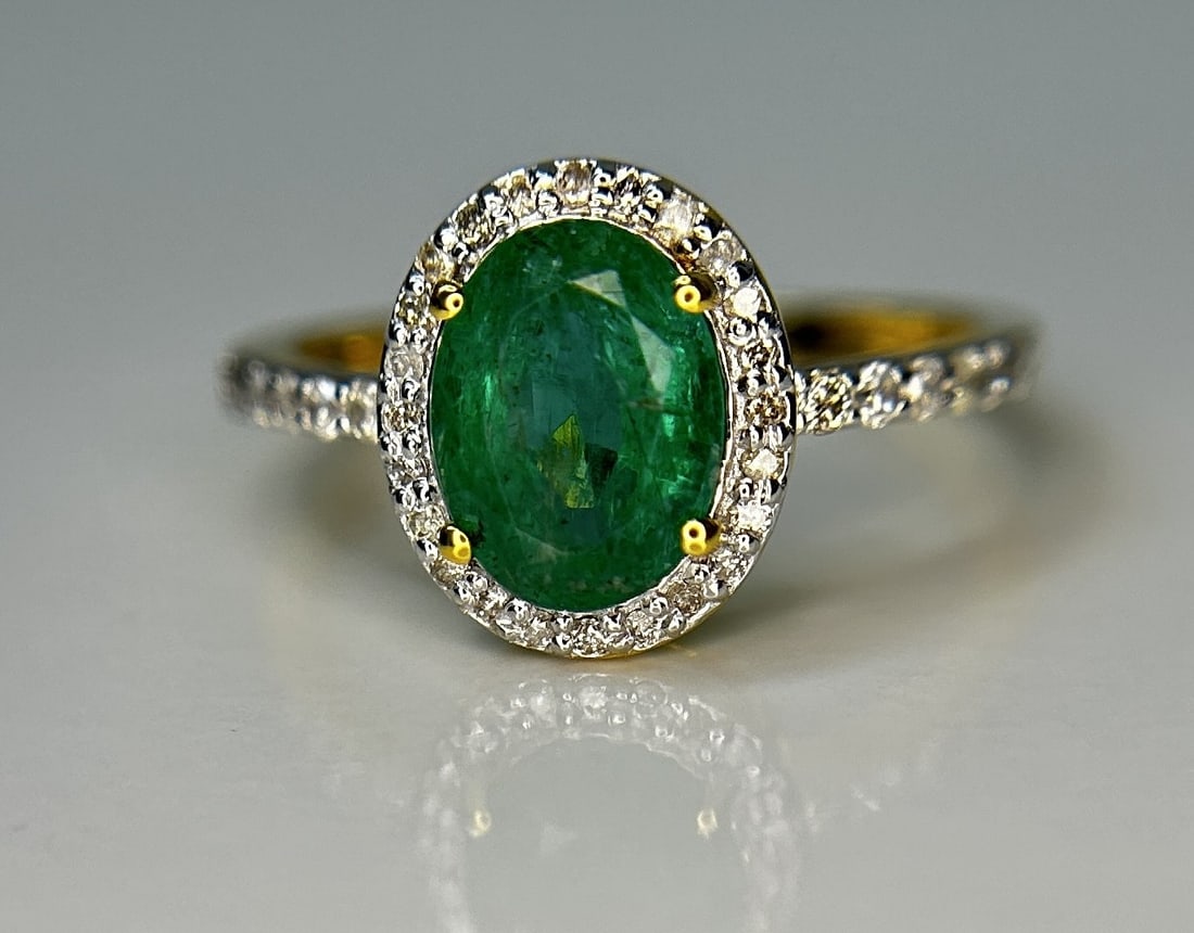 Beautiful Natural Emerald 1.40 CT With Natural Diamonds & 18k Gold - 2