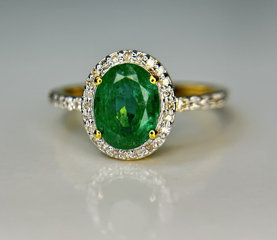 Beautiful Natural Emerald 1.40 CT With Natural Diamonds & 18k Gold - 9