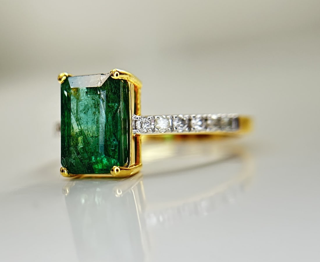 Beautiful Natural Emerald 2.41 CT With Natural Diamonds & 18k Gold - 4