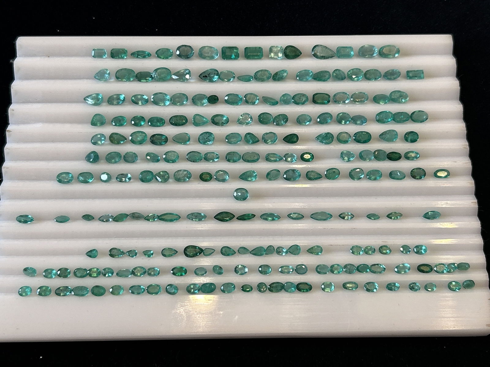 62ct Natural Emerald: Title: 62ct Natural Emerald Description: 62ct Natural Emerald mm sizes Ideal for necklaces, bracelets, rings and earrings Postage cost via Royal Mail next day delivery - £20 