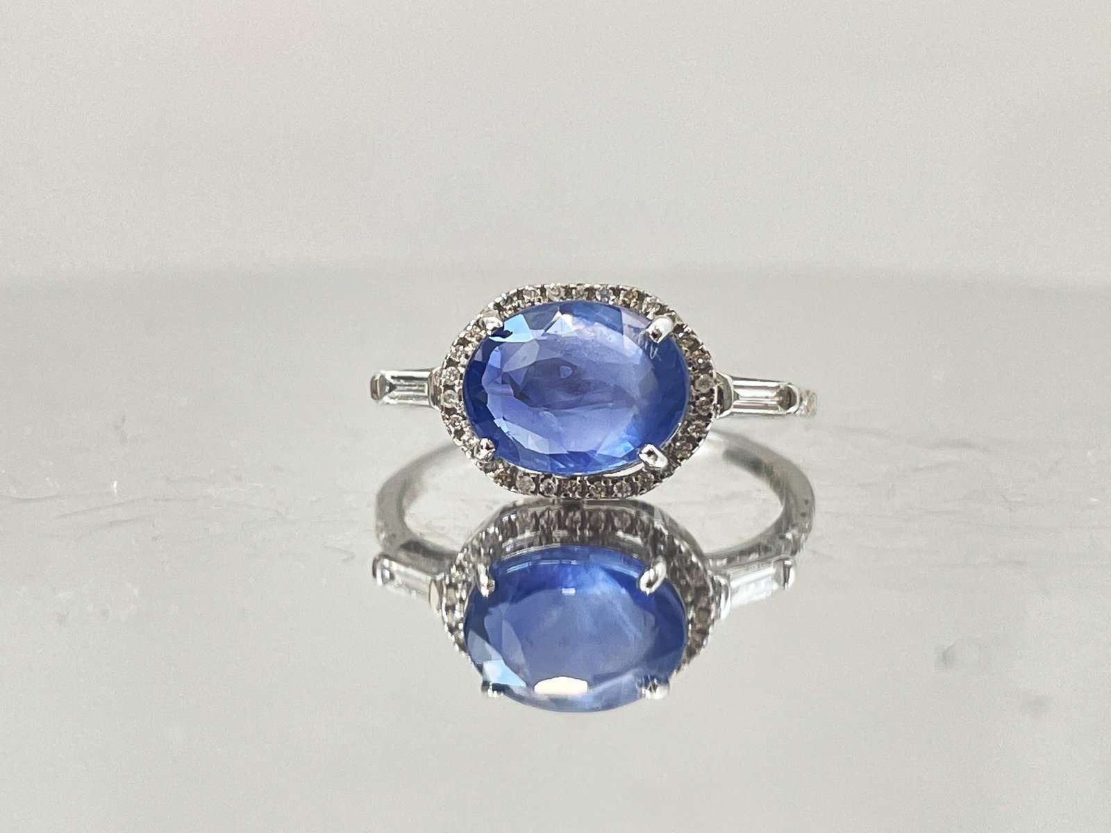 3.04 CT Unheated/Untreated Ceylon Cornflour Blue Sapphire Diamonds & 18k Gold: Title: 3.04 CT Unheated/Untreated Ceylon Cornflour Blue Sapphire Diamonds & 18k Gold Description: Beautiful 3.04 CT Natural Ceylon Blue Sapphire With Natural Diamonds & 18k White