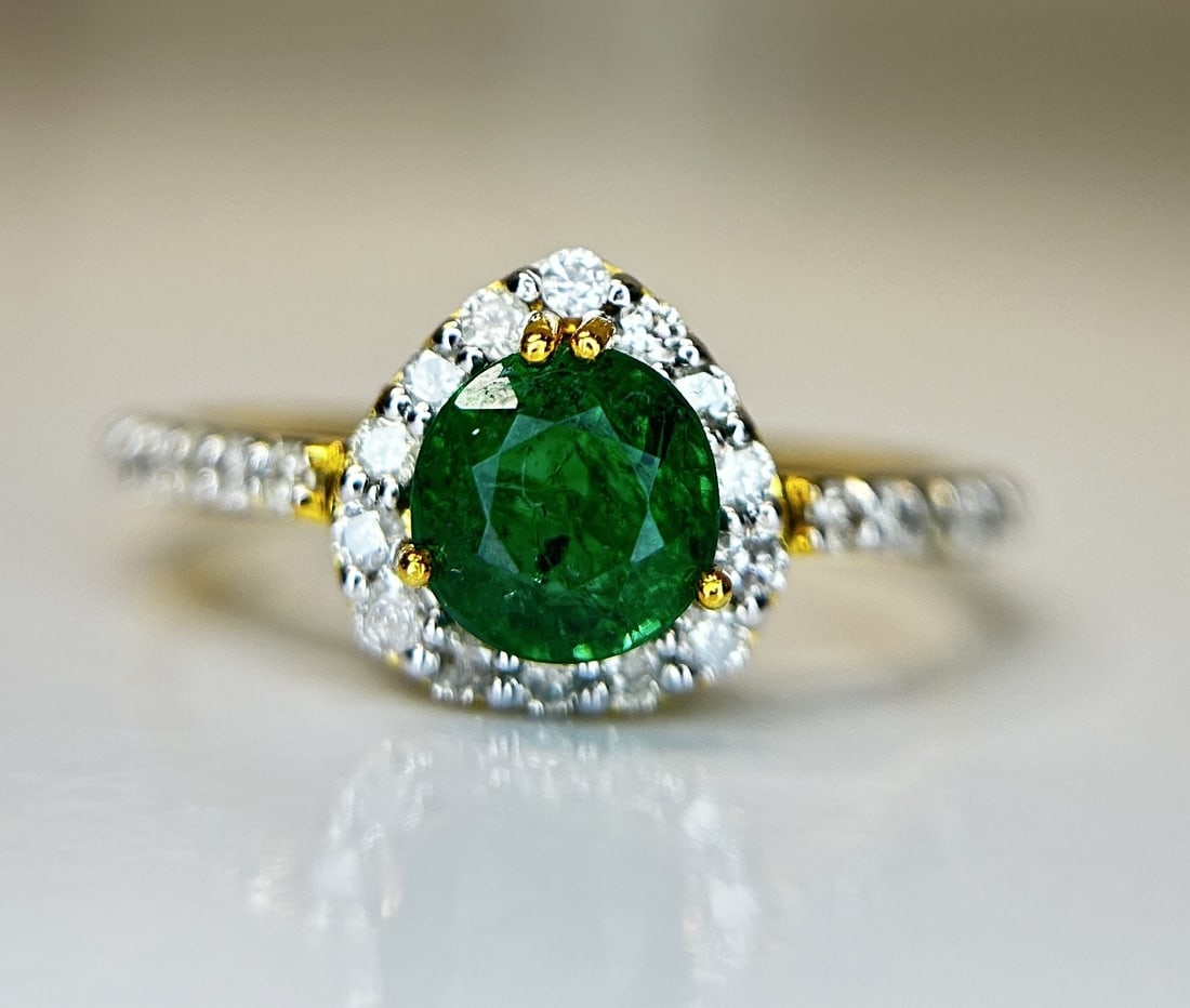 Beautiful Natural Emerald 0.92 CT With Natural Diamonds & 18k Gold (1 of 8)