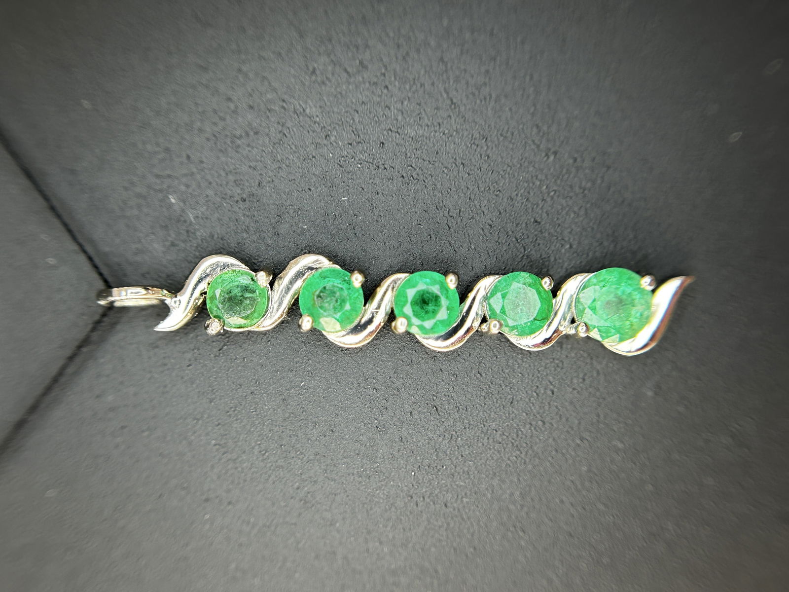 Beautiful 1.17ct Natural Emerald Pendant With Platinum 950 (1 of 12)