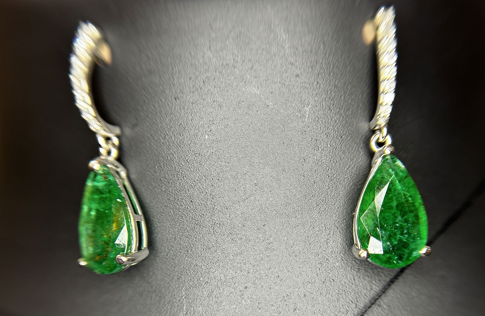 Beautiful 12.27ct Natural Emerald Earrings and Pendant Set With Natural Diamonds & 18k Gold - 10