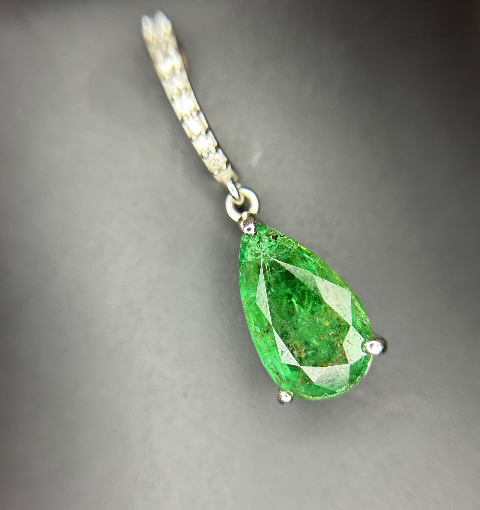 Beautiful 12.27ct Natural Emerald Earrings and Pendant Set With Natural Diamonds & 18k Gold - 12