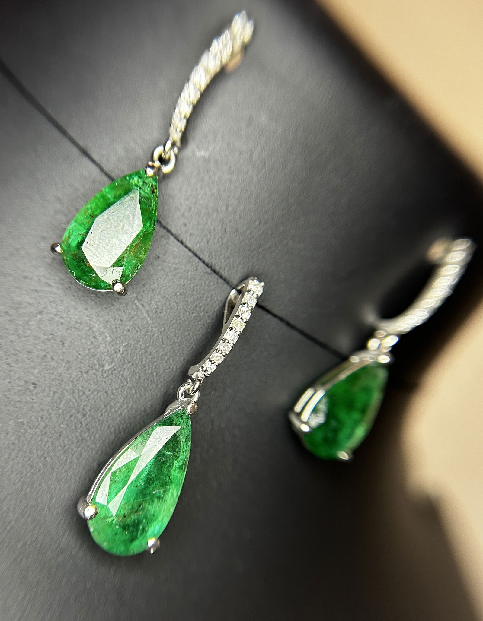 Beautiful 12.27ct Natural Emerald Earrings and Pendant Set With Natural Diamonds & 18k Gold - 3