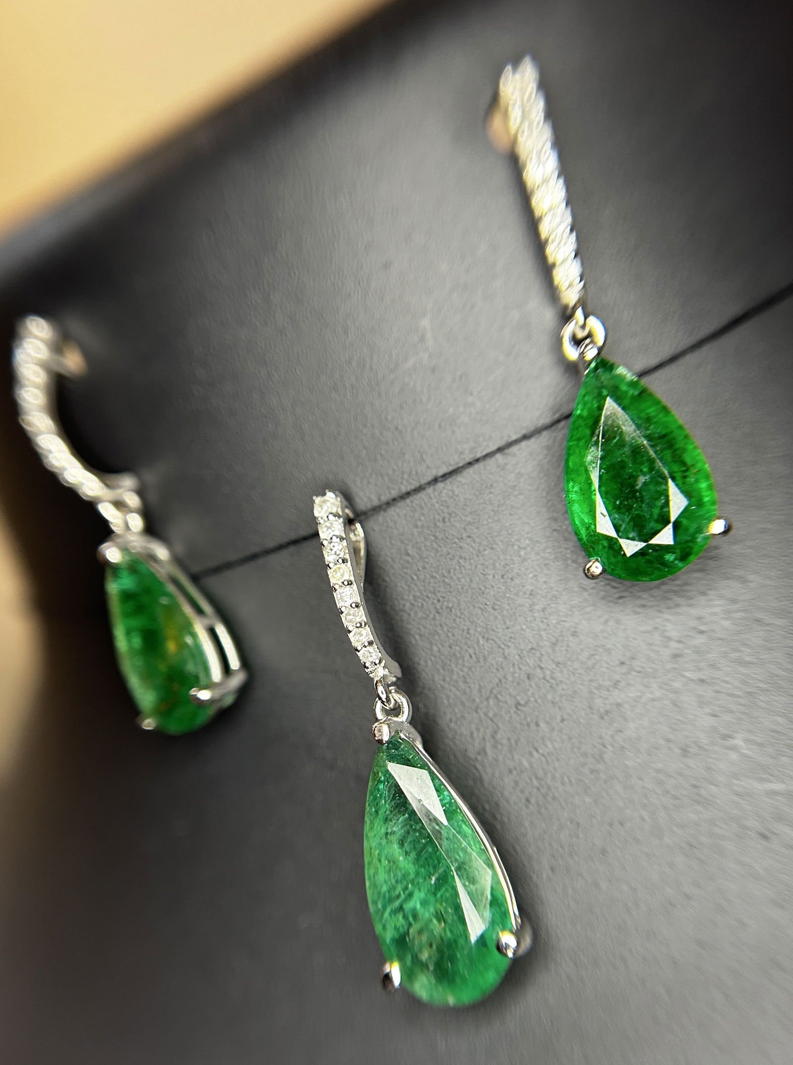 Beautiful 12.27ct Natural Emerald Earrings and Pendant Set With Natural Diamonds & 18k Gold - 4