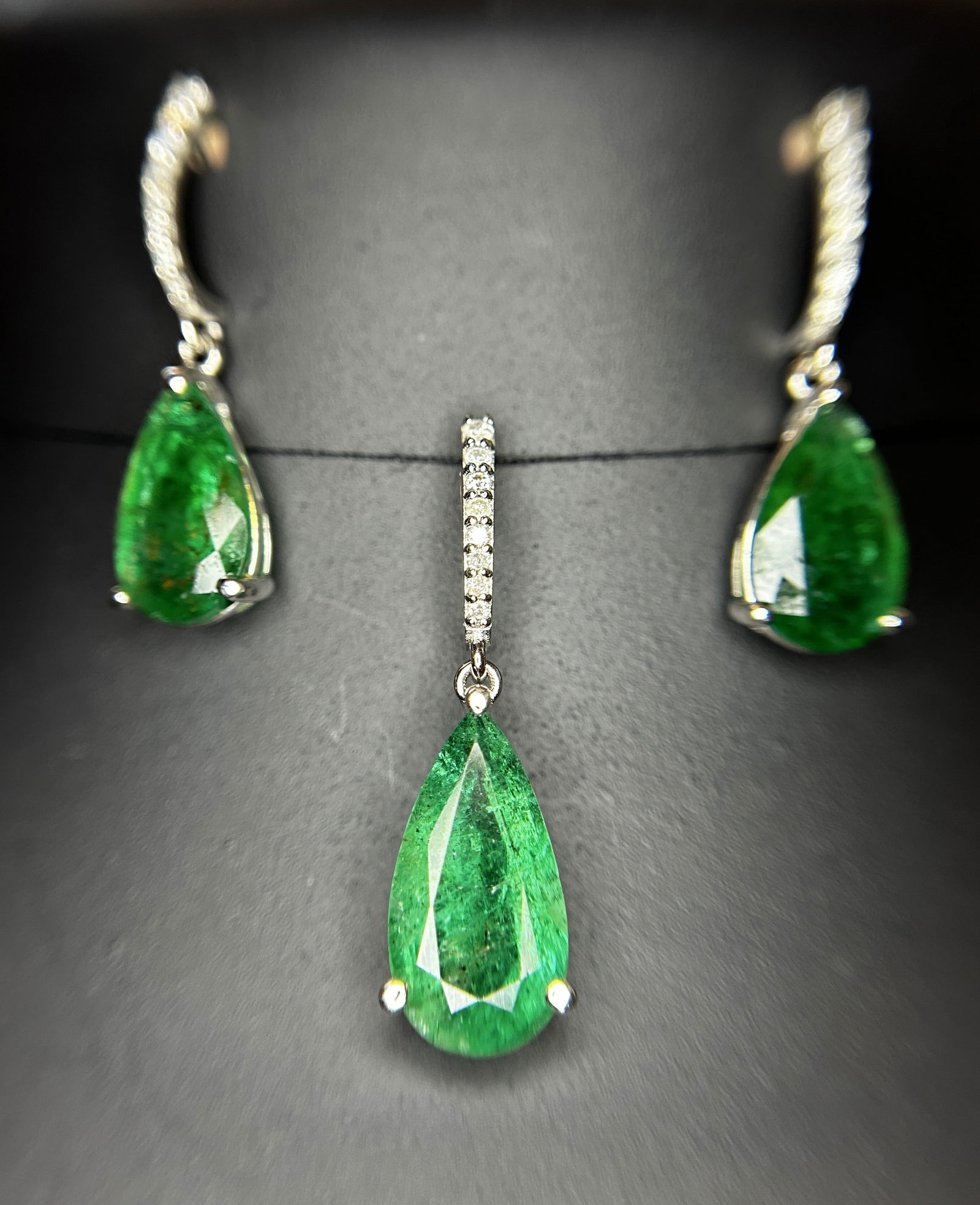 Beautiful 12.27ct Natural Emerald Earrings and Pendant Set With Natural Diamonds & 18k Gold - 5