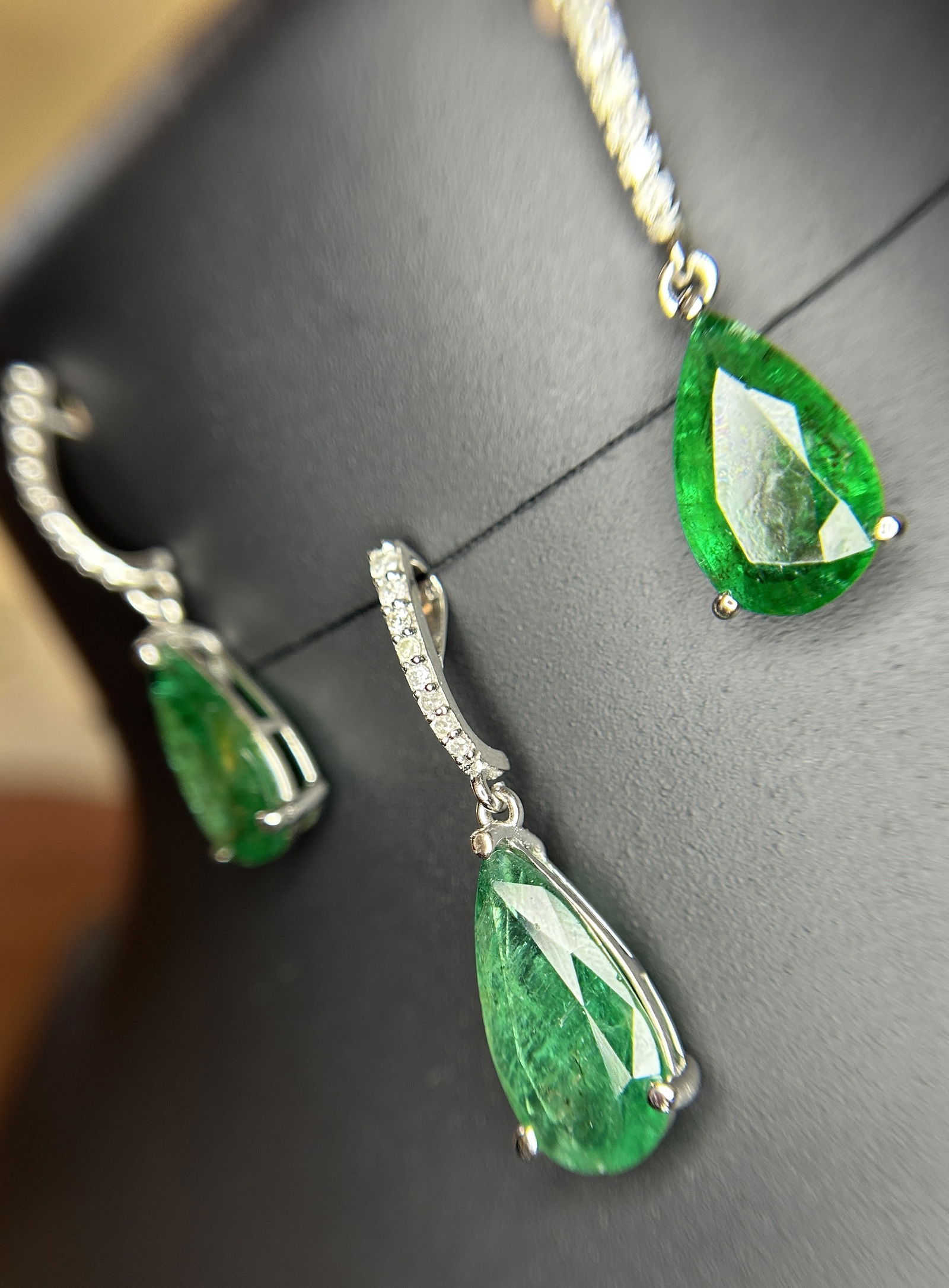 Beautiful 12.27ct Natural Emerald Earrings and Pendant Set With Natural Diamonds & 18k Gold - 6