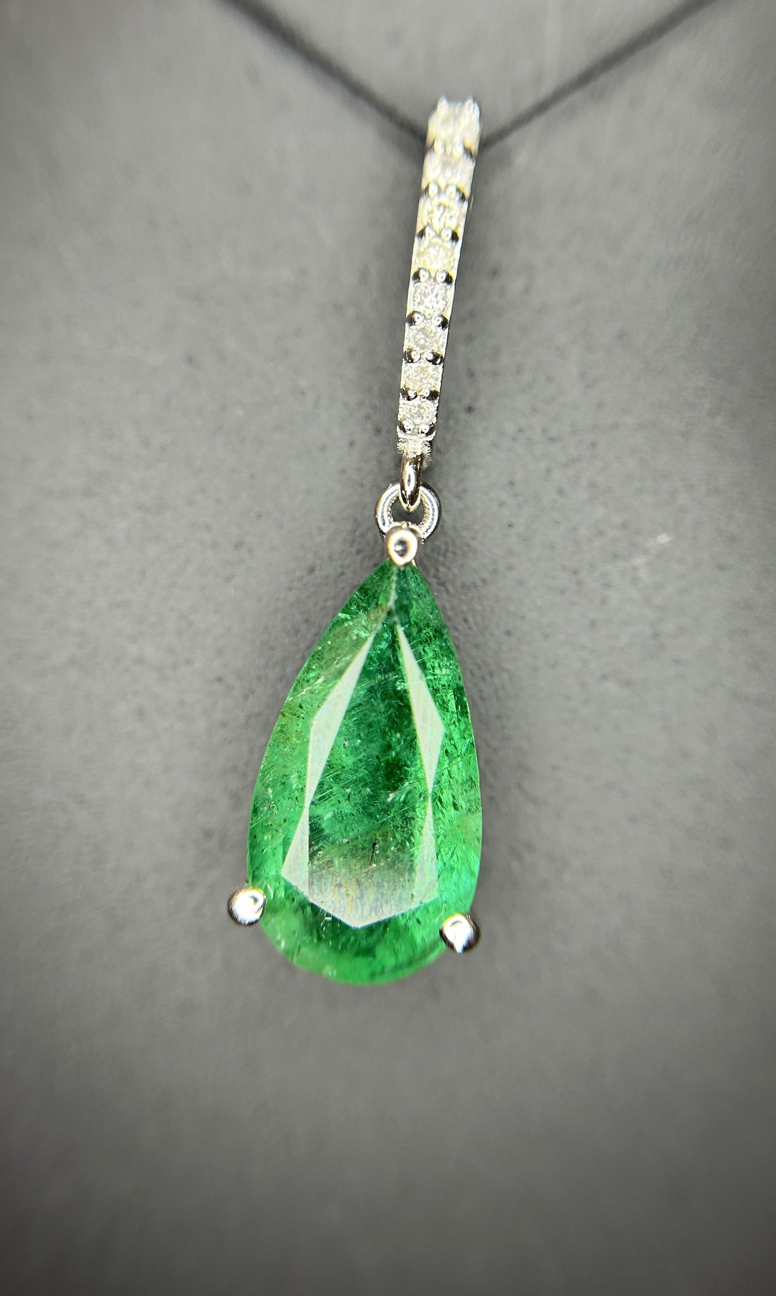 Beautiful 12.27ct Natural Emerald Earrings and Pendant Set With Natural Diamonds & 18k Gold - 7