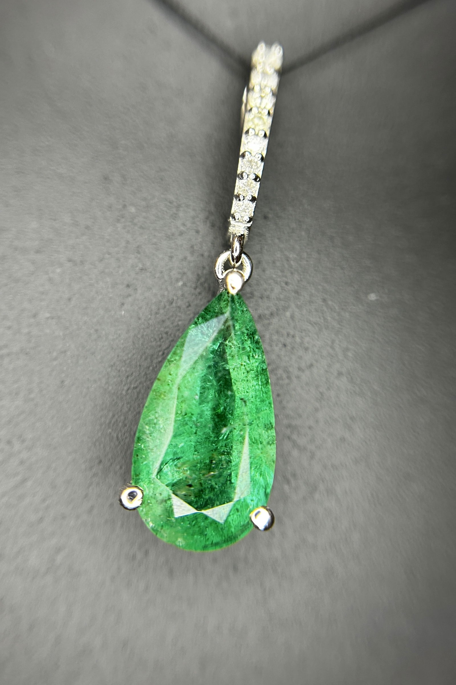 Beautiful 12.27ct Natural Emerald Earrings and Pendant Set With Natural Diamonds & 18k Gold - 8