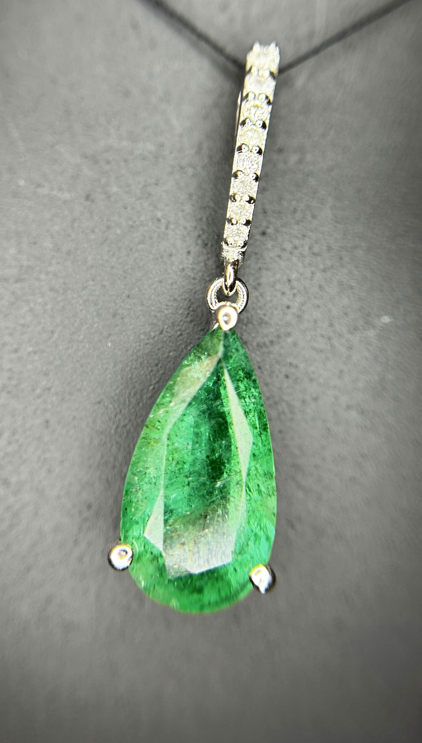 Beautiful 12.27ct Natural Emerald Earrings and Pendant Set With Natural Diamonds & 18k Gold - 9