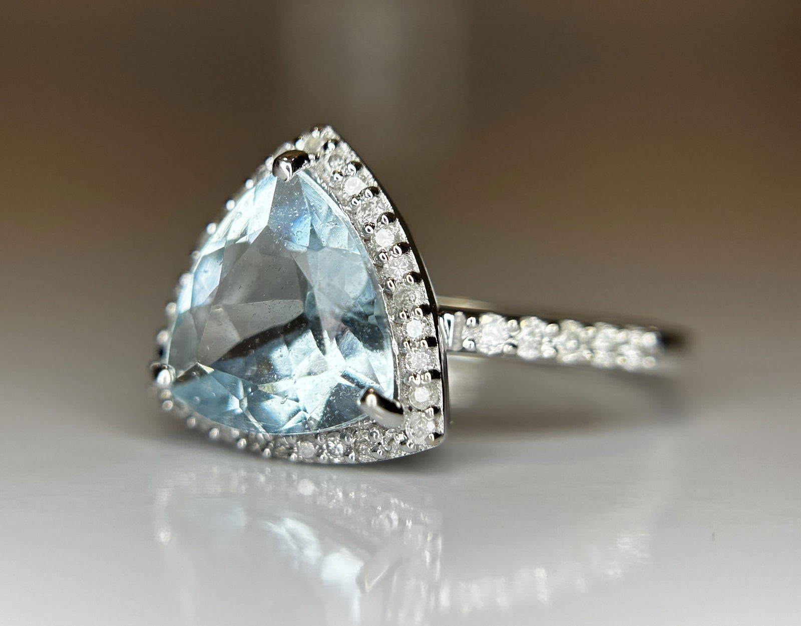 Beautiful 1.86 CT Natural Aquamarine Ring With Natural Diamonds & 18k White Gold (1 of 9)