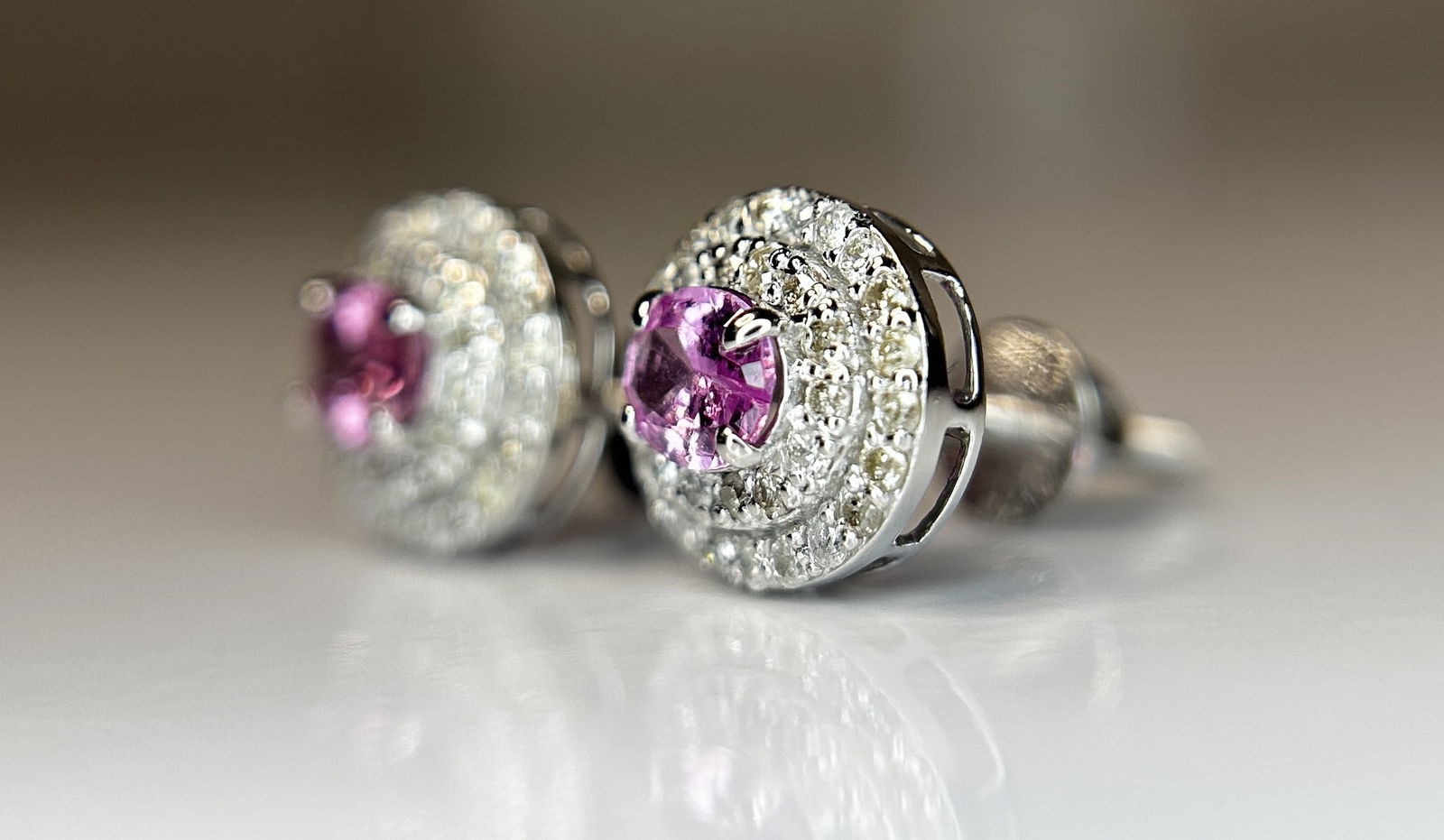 Beautiful 0.75 CT Unheated Ceylon Pink Sapphire With Natural Diamonds & 18k Gold - 6