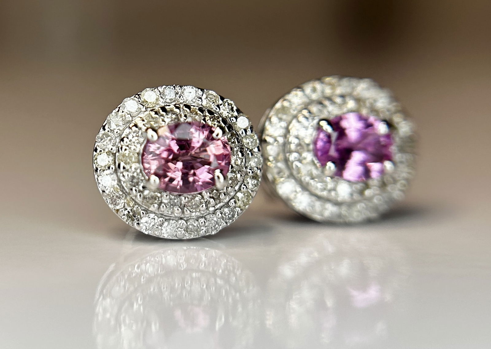 Beautiful 0.75 CT Unheated Ceylon Pink Sapphire With Natural Diamonds & 18k Gold - 9