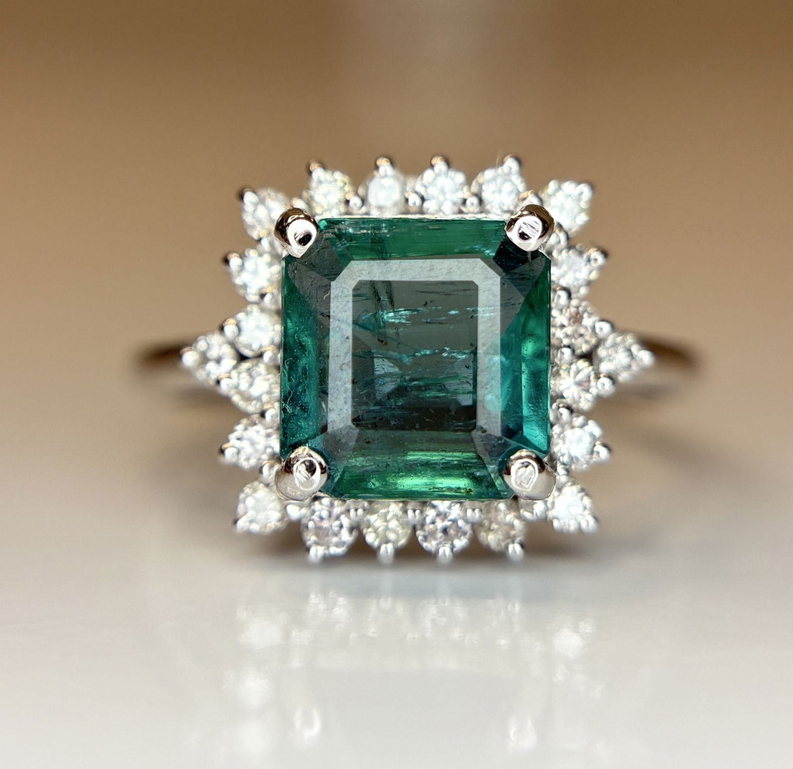 Beautiful 2.10 CT Natural Emerald With Natural Diamonds & 18k Gold: Title: Beautiful 2.10 CT Natural Emerald With Natural Diamonds & 18k Gold Description: Beautiful 2.10 CT Natural Emerald With Natural Diamonds & 18k Gold De