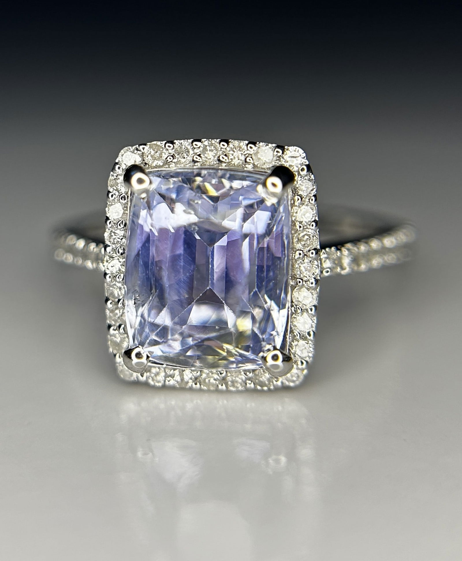 Beautiful 4.95ct Unheated Ceylon Blue Sapphire With Natural Diamonds & 18k Gold: Title: Beautiful 4.95ct Unheated Ceylon Blue Sapphire With Natural Diamonds & 18k Gold Description: Beautiful 4.95ct Unheated Ceylon Blue Sapphire With Natural Diamonds & 18k