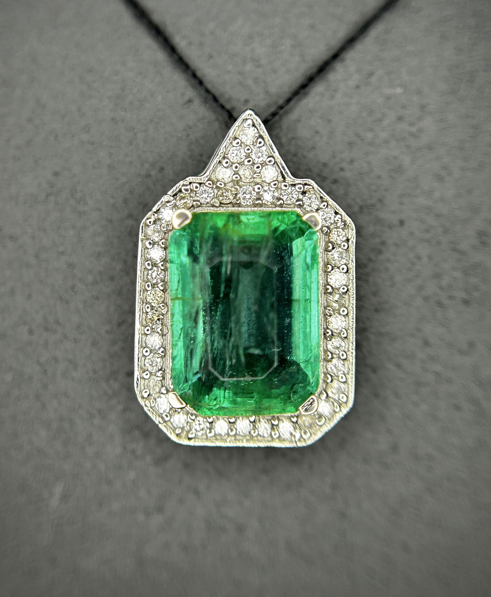 Beautiful 2.68 CT Natural Emerald Pendant With Diamonds & Platinum 950 (1 of 8)