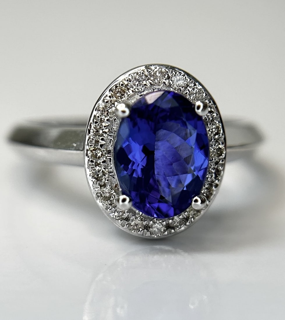Beautiful Natural Tanzanite Ring With Diamonds and 18k Gold - 2