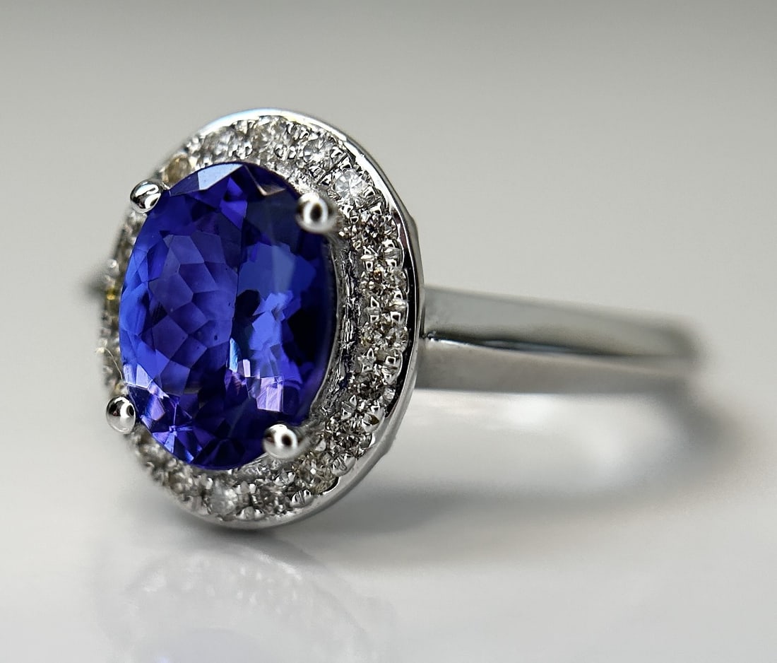 Beautiful Natural Tanzanite Ring With Diamonds and 18k Gold - 3