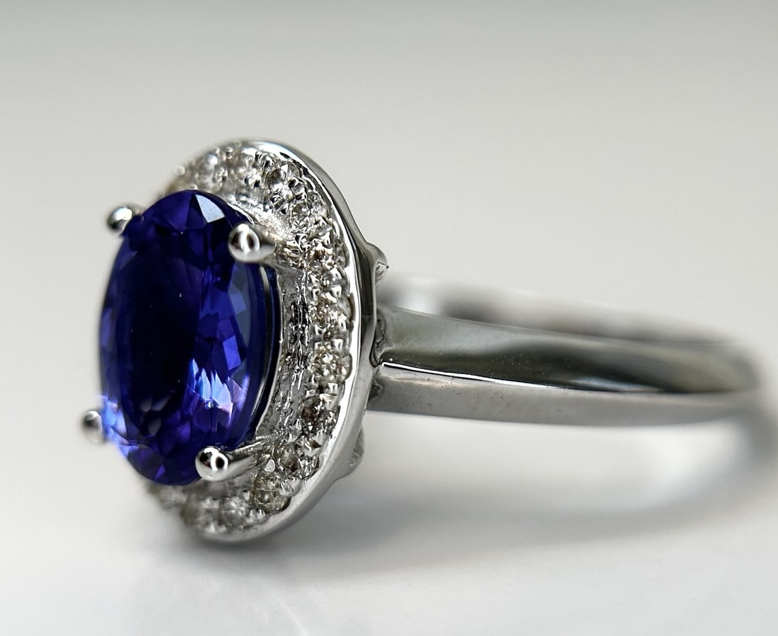 Beautiful Natural Tanzanite Ring With Diamonds and 18k Gold - 4