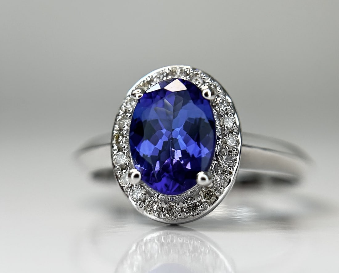 Beautiful Natural Tanzanite Ring With Diamonds and 18k Gold - 5