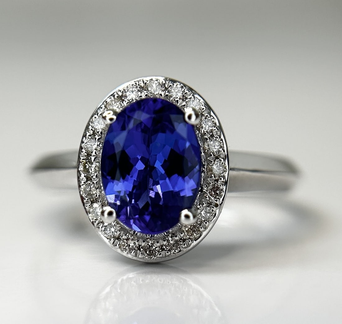 Beautiful Natural Tanzanite Ring With Diamonds and 18k Gold - 6