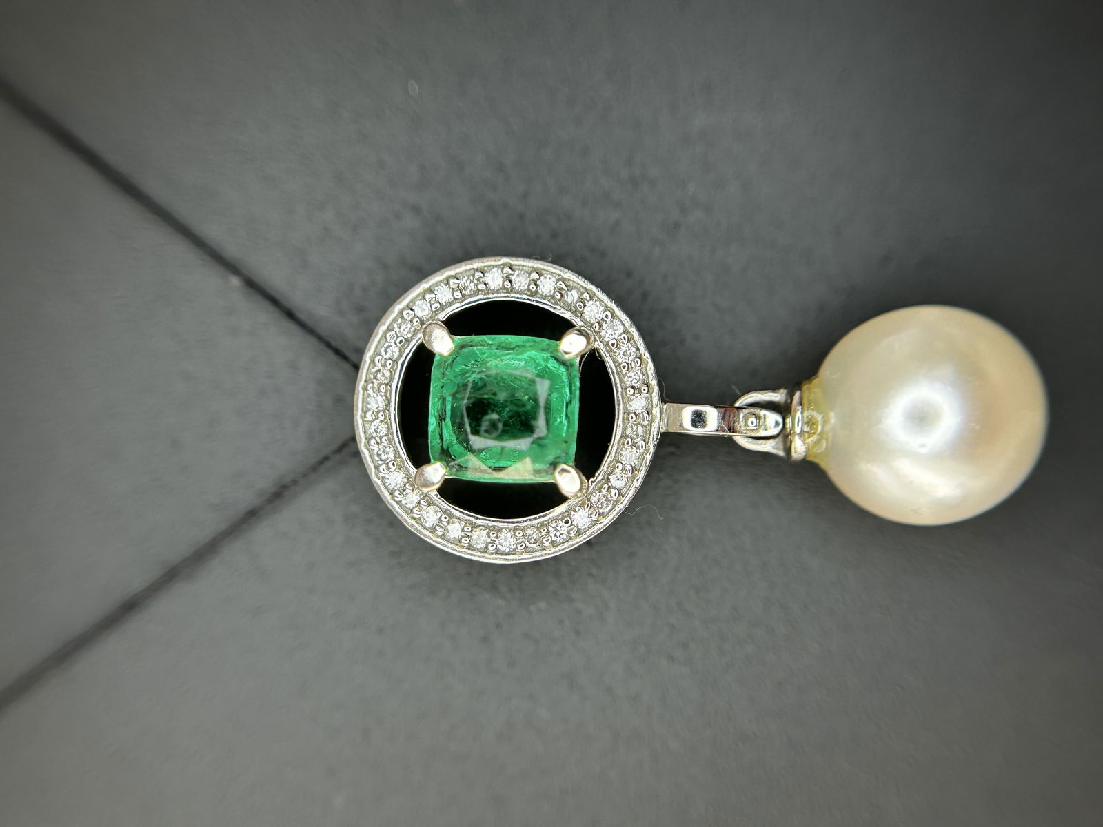 Beautiful 5.55CT South Sea Pearl, 1.14ct Emerald, Diamonds & 950 Platinum Pendant: Title: Beautiful 5.55CT South Sea Pearl, 1.14ct Emerald, Diamonds & 950 Platinum Pendant Description: Beautiful 5.55CT South Sea Pearl, 1.14ct Emerald, Diamonds & 950 Platinum Pendant 