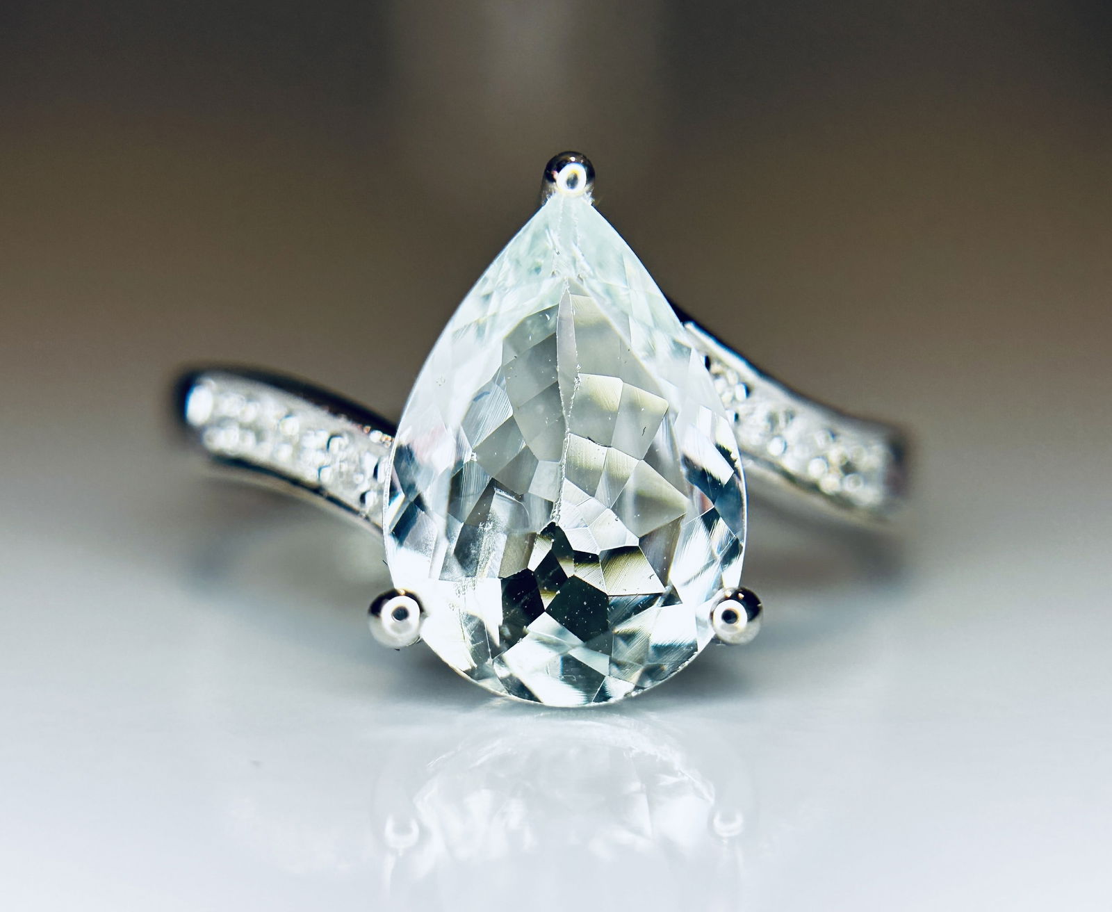 Beautiful 2.60 CT Natural Aquamarine Ring With Natural Diamonds & 18k White Gold: Title: Beautiful 2.60 CT Natural Aquamarine Ring With Natural Diamonds & 18k White Gold Description: Beautiful 2.60 CT Natural Aquamarine Ring With Natural Diamonds & 18k White Gold 